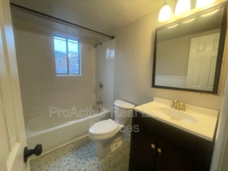 1020 W 37th St - Photo 2 of 5