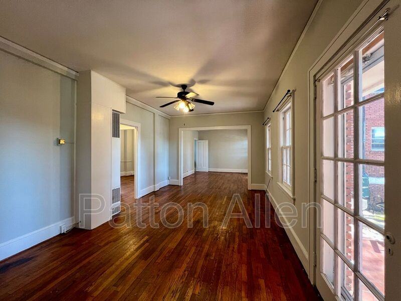 116 E Chestnut St #23 - Photo 4 of 15