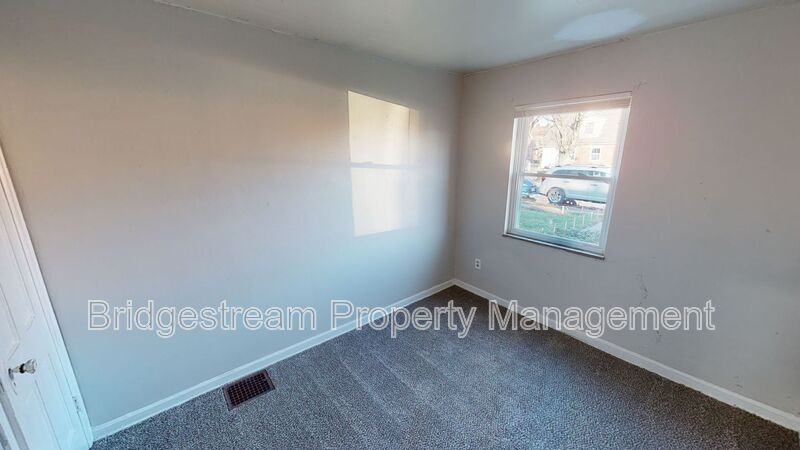 350 Wallace Dr - Photo 4 of 8
