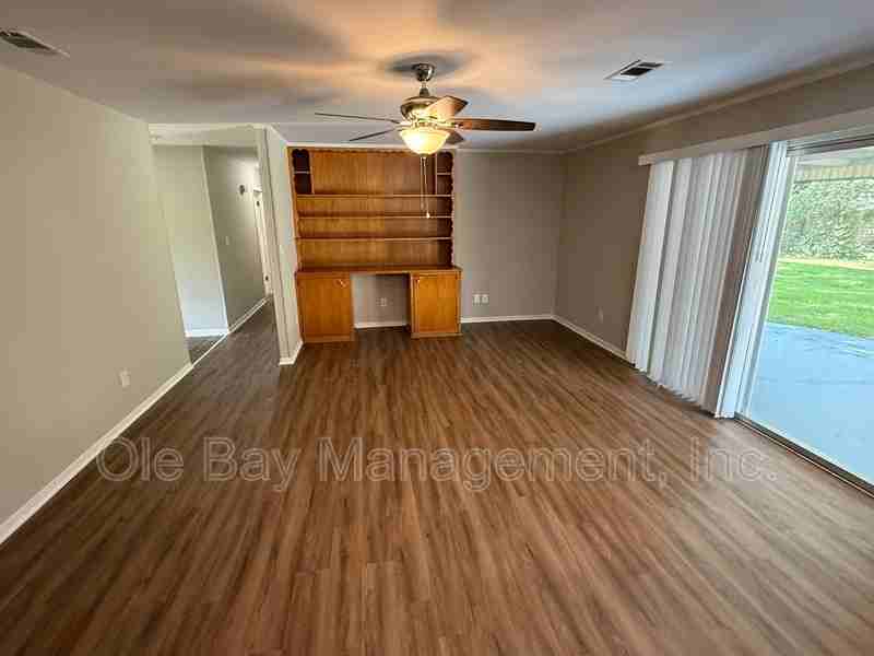 2821 S Richardson Dr - Photo 2 of 9