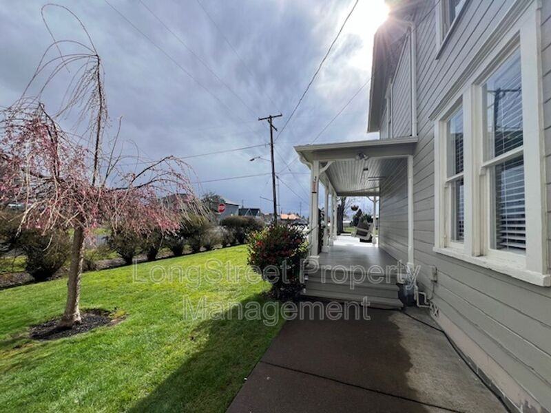 1745 College St - Photo 2 of 29