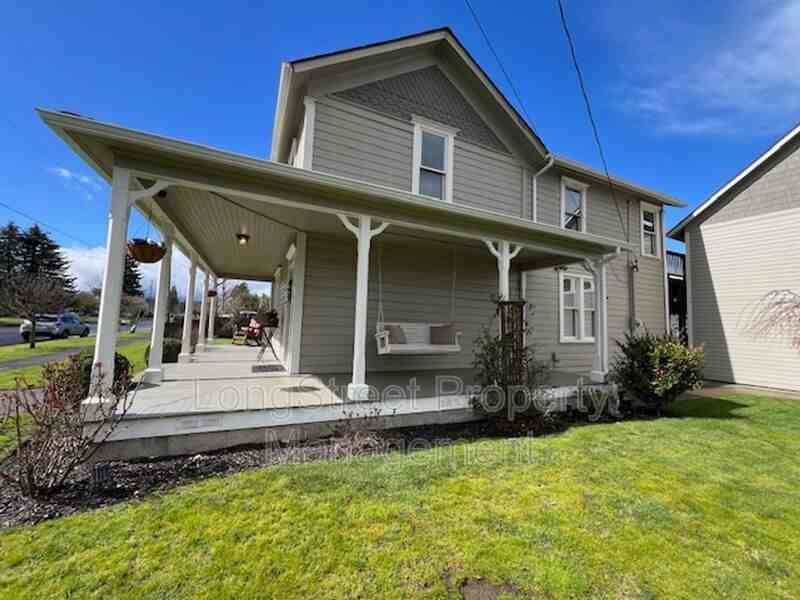 1745 College St - Photo 3 of 29