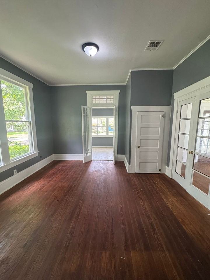 442 Merrick St - Photo 3 of 11