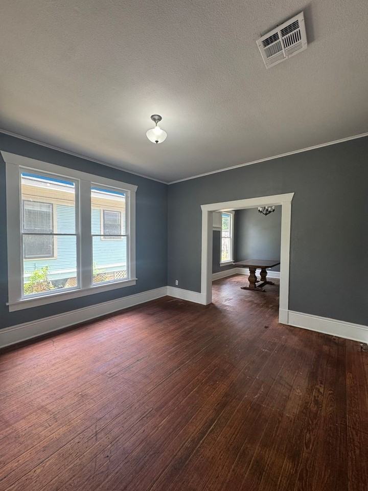 442 Merrick St - Photo 4 of 11