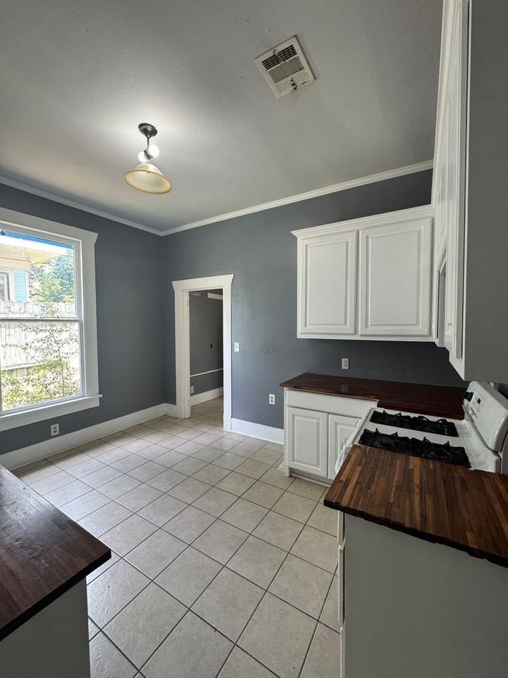 442 Merrick St - Photo 5 of 11