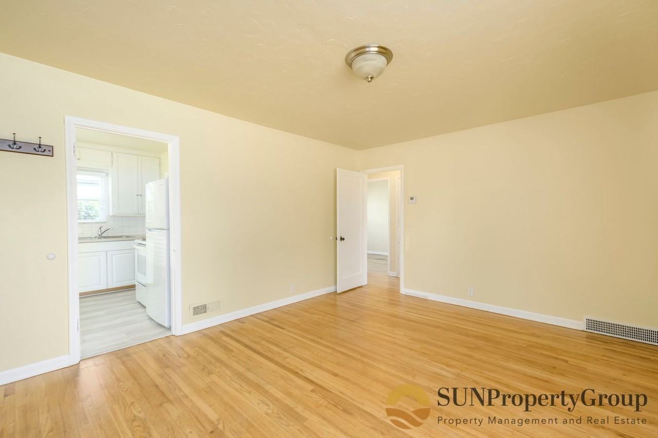 1518 S Green St - Photo 6 of 22