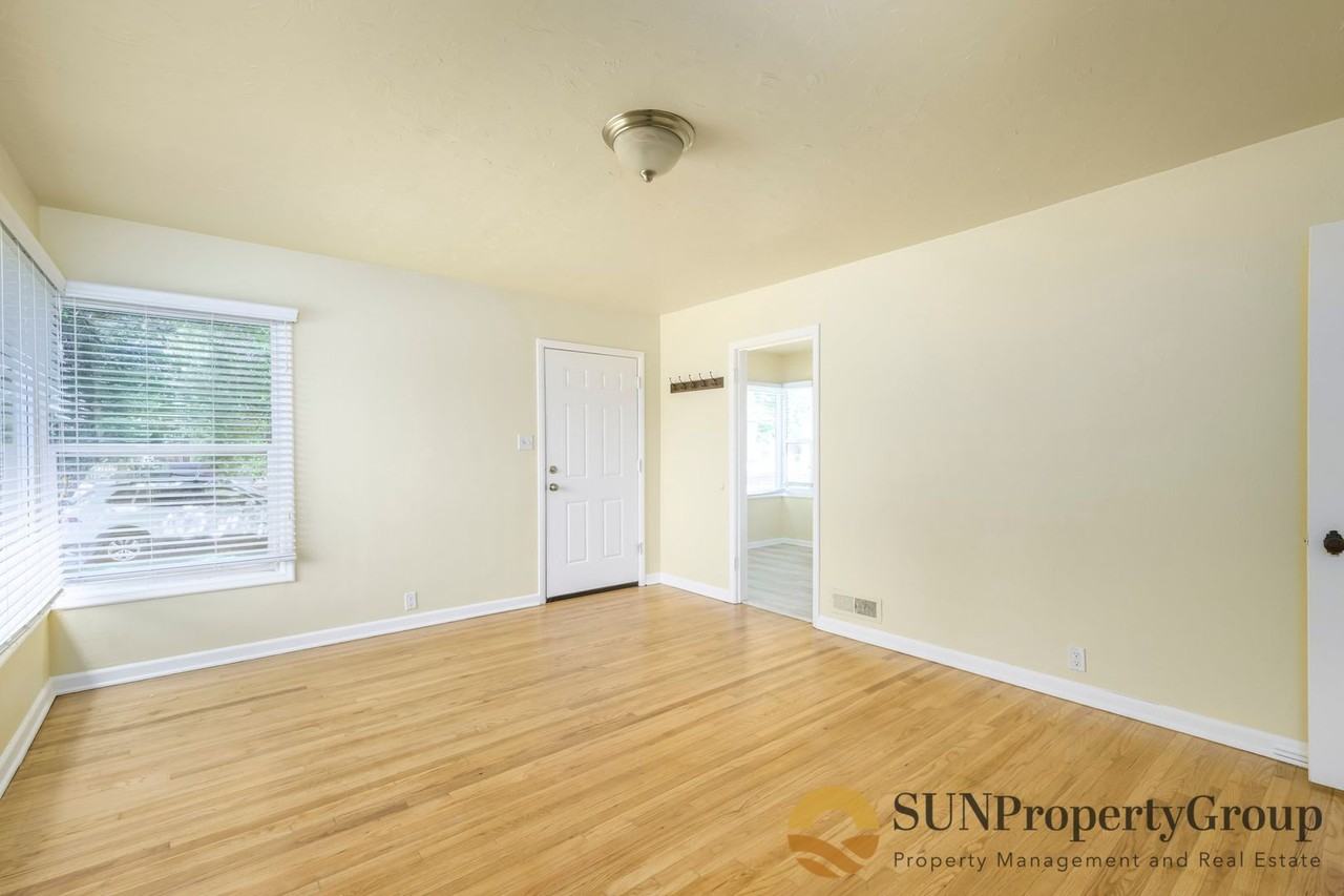 1518 S Green St - Photo 7 of 22