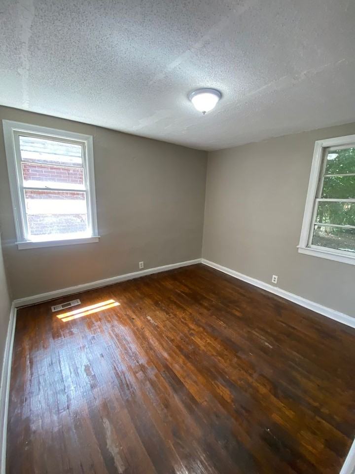 1035 Fisk Avenue - Photo 7 of 8