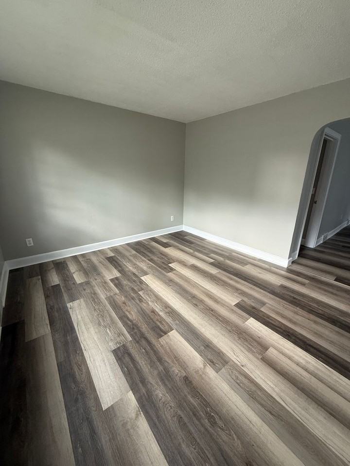 906 Mclean Ave - Photo 3 of 8