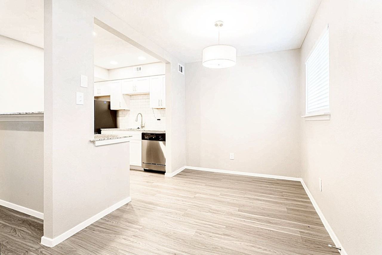 Manor Flats Apartments - Photo 4 of 9