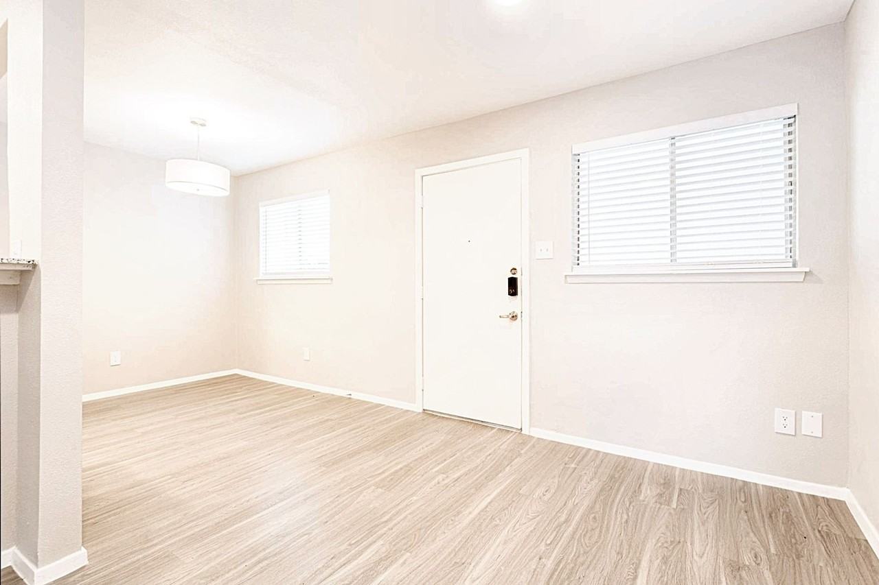 Manor Flats Apartments - Photo 5 of 9