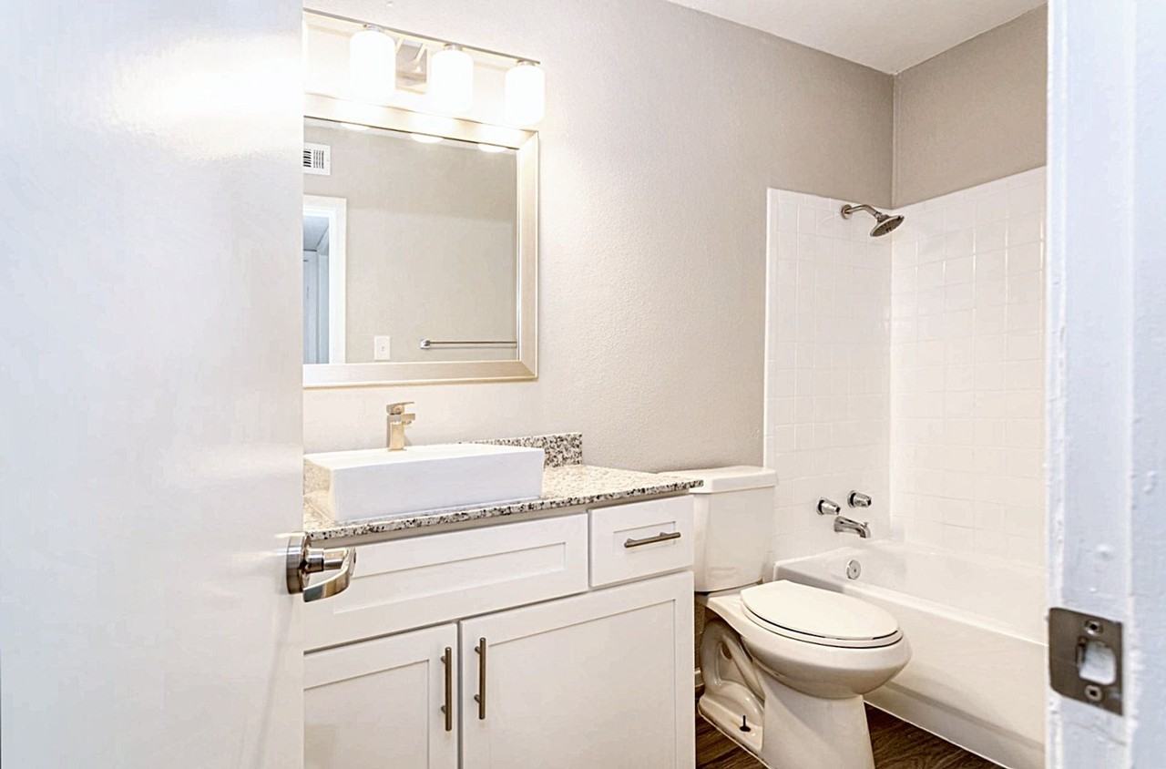 Manor Flats Apartments - Photo 6 of 9