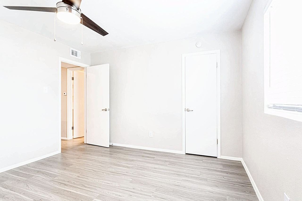 Manor Flats Apartments - Photo 7 of 9