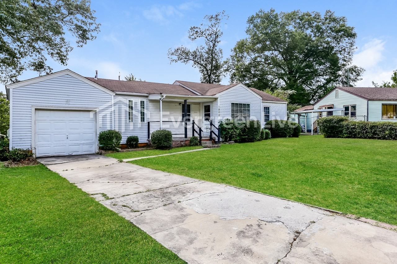 1800 Pinewood Dr - Photo 2 of 9