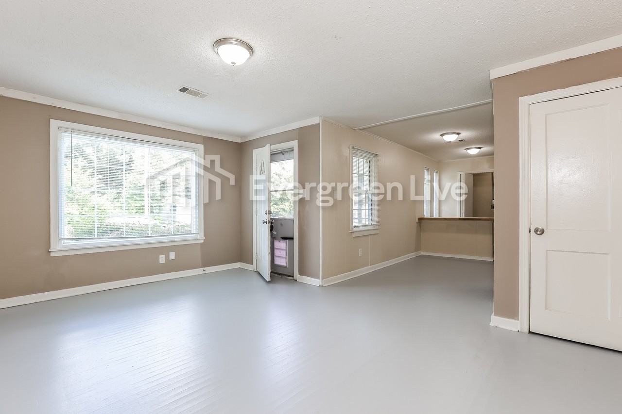 1800 Pinewood Dr - Photo 3 of 9