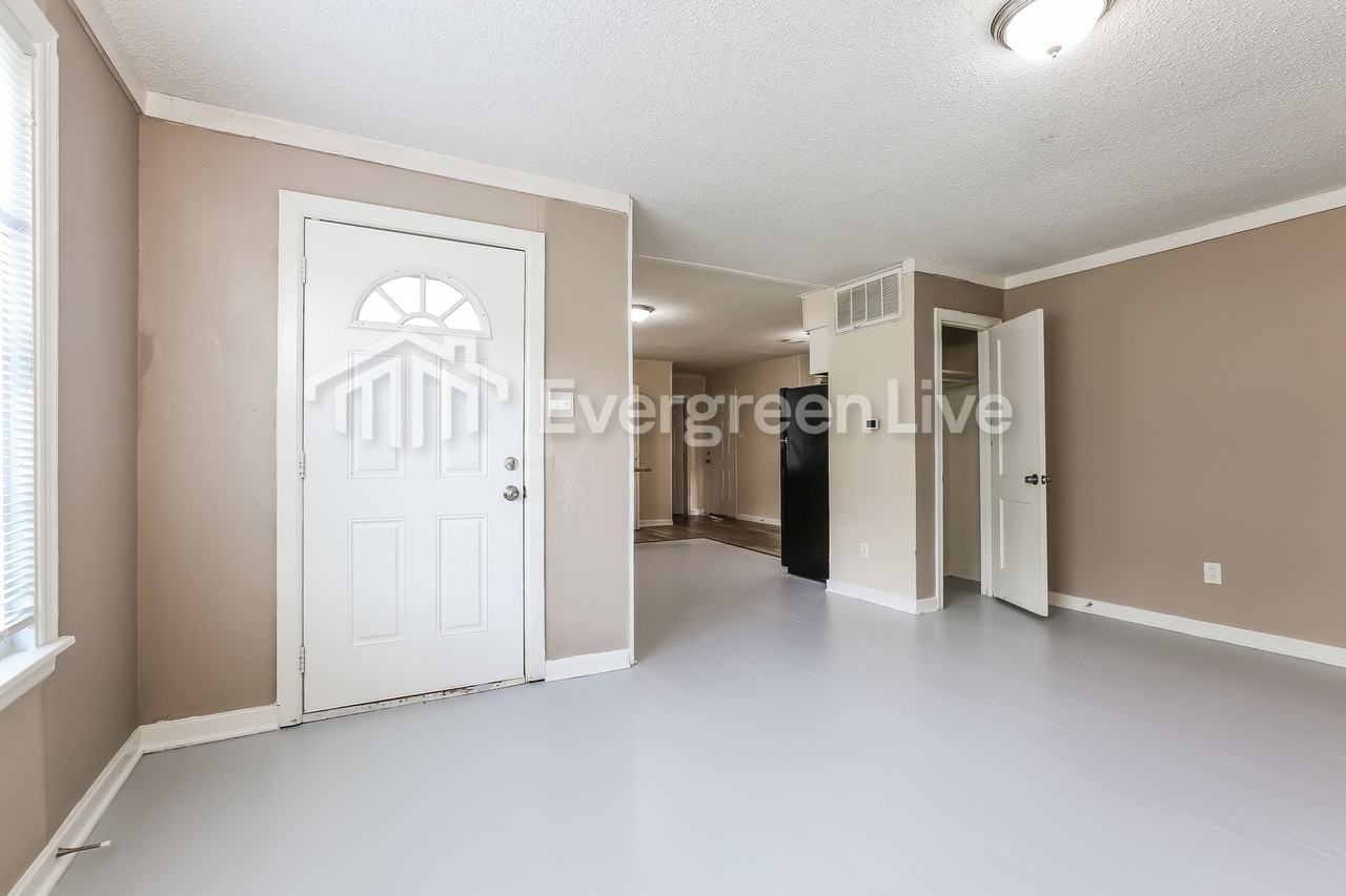 1800 Pinewood Dr - Photo 4 of 9