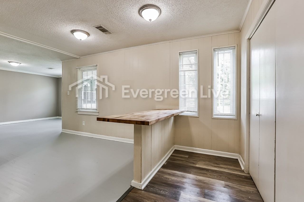 1800 Pinewood Dr - Photo 5 of 9