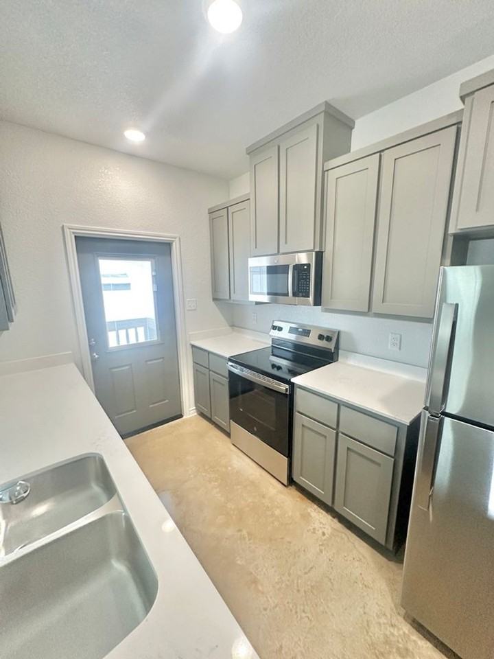 2310 Ocean Ave #A - Photo 4 of 18