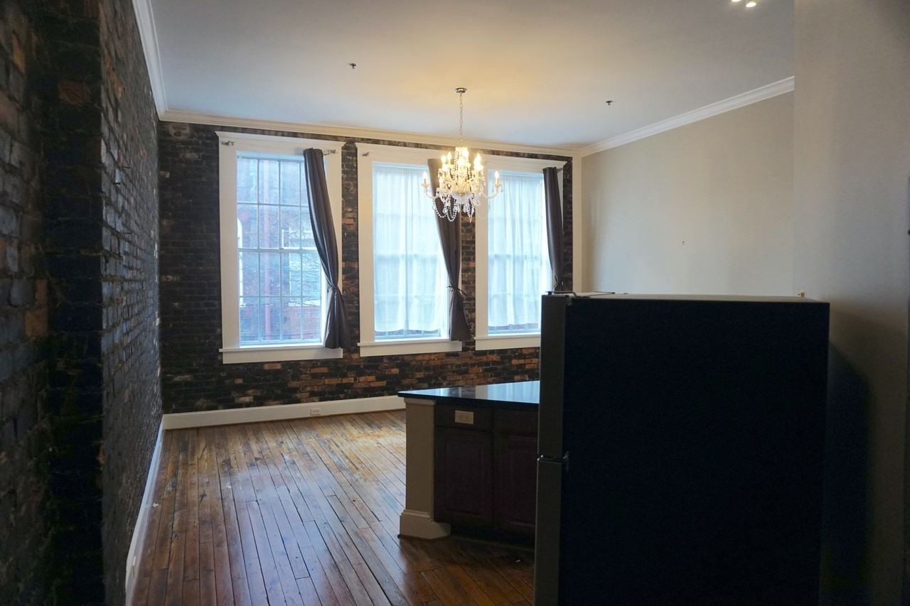 104 Montgomery St - Photo 5 of 10