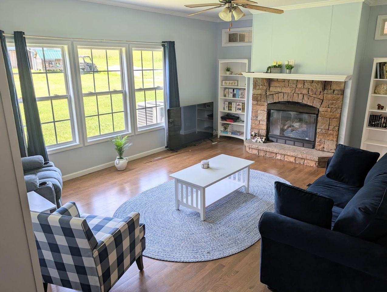 1055 Gunter Corner Rd - Photo 2 of 44