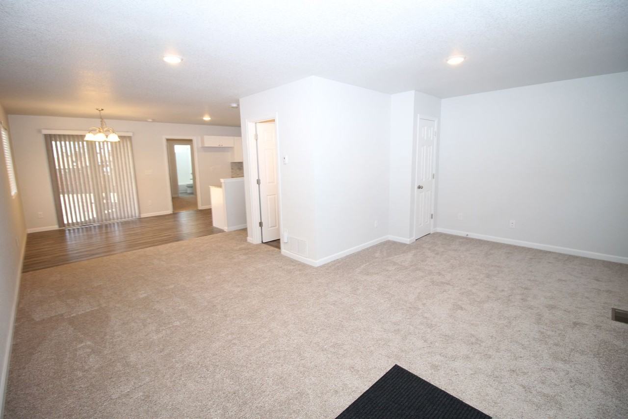943 E Moreno Ave - Photo 2 of 29