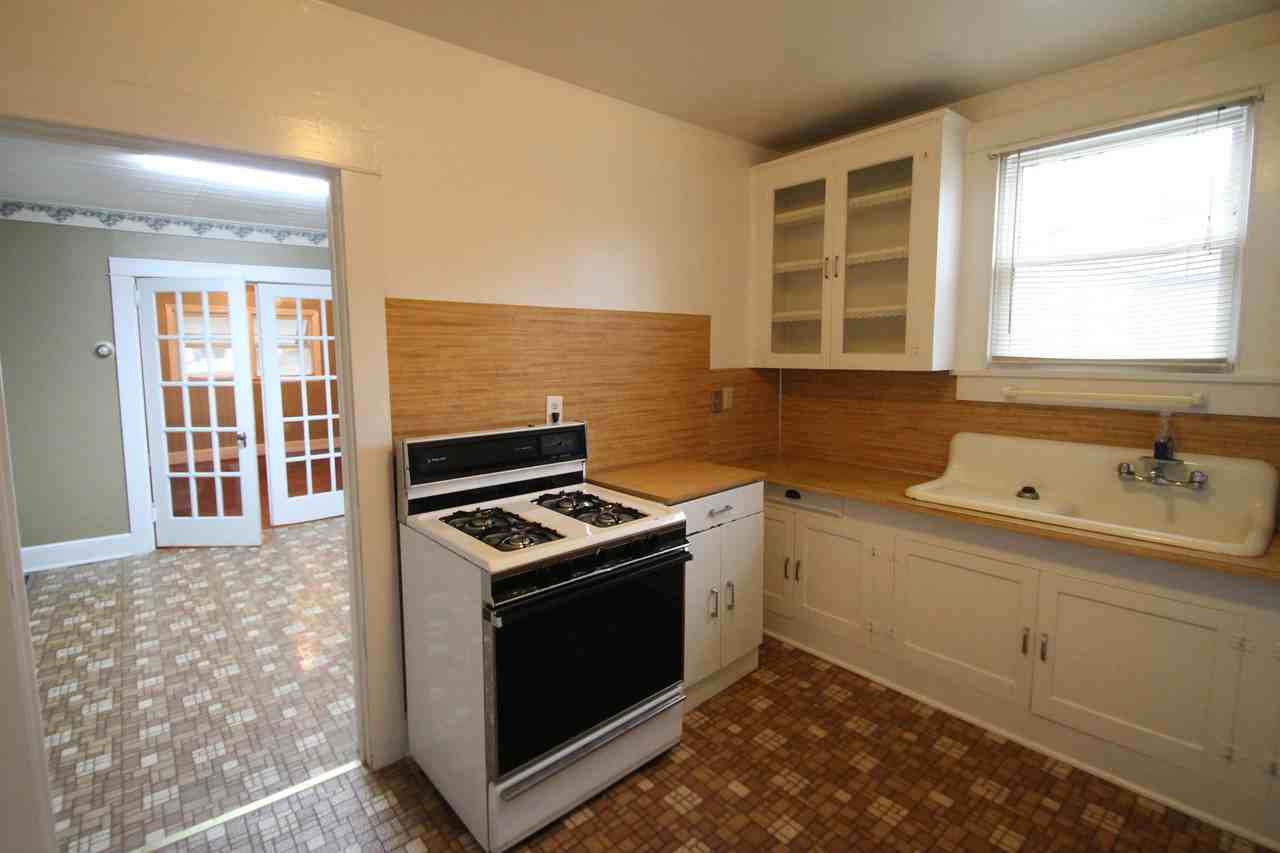 621 Walnut St - Photo 2 of 7