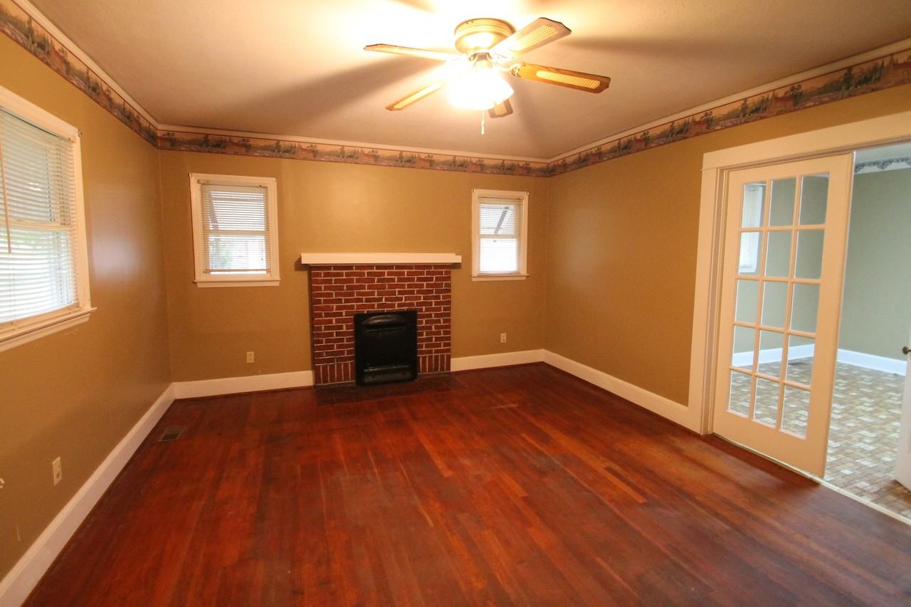 621 Walnut St - Photo 4 of 7