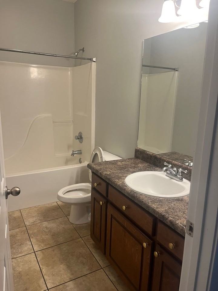 217 Hedgerow Dr - Photo 2 of 8