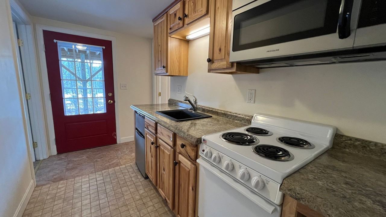 14 Garrison Ln - Photo 2 of 17