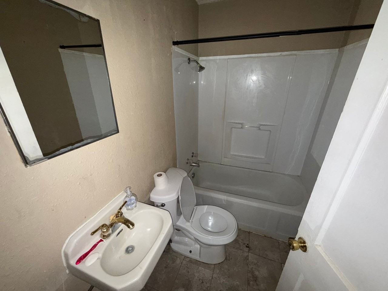 2416 31st St - Photo 4 of 9