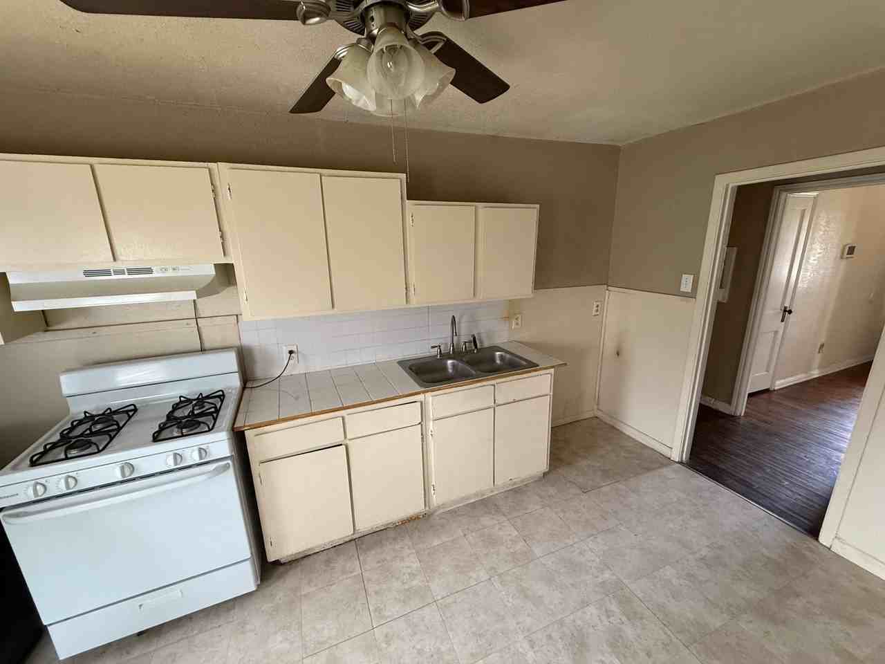 2416 31st St - Photo 6 of 9