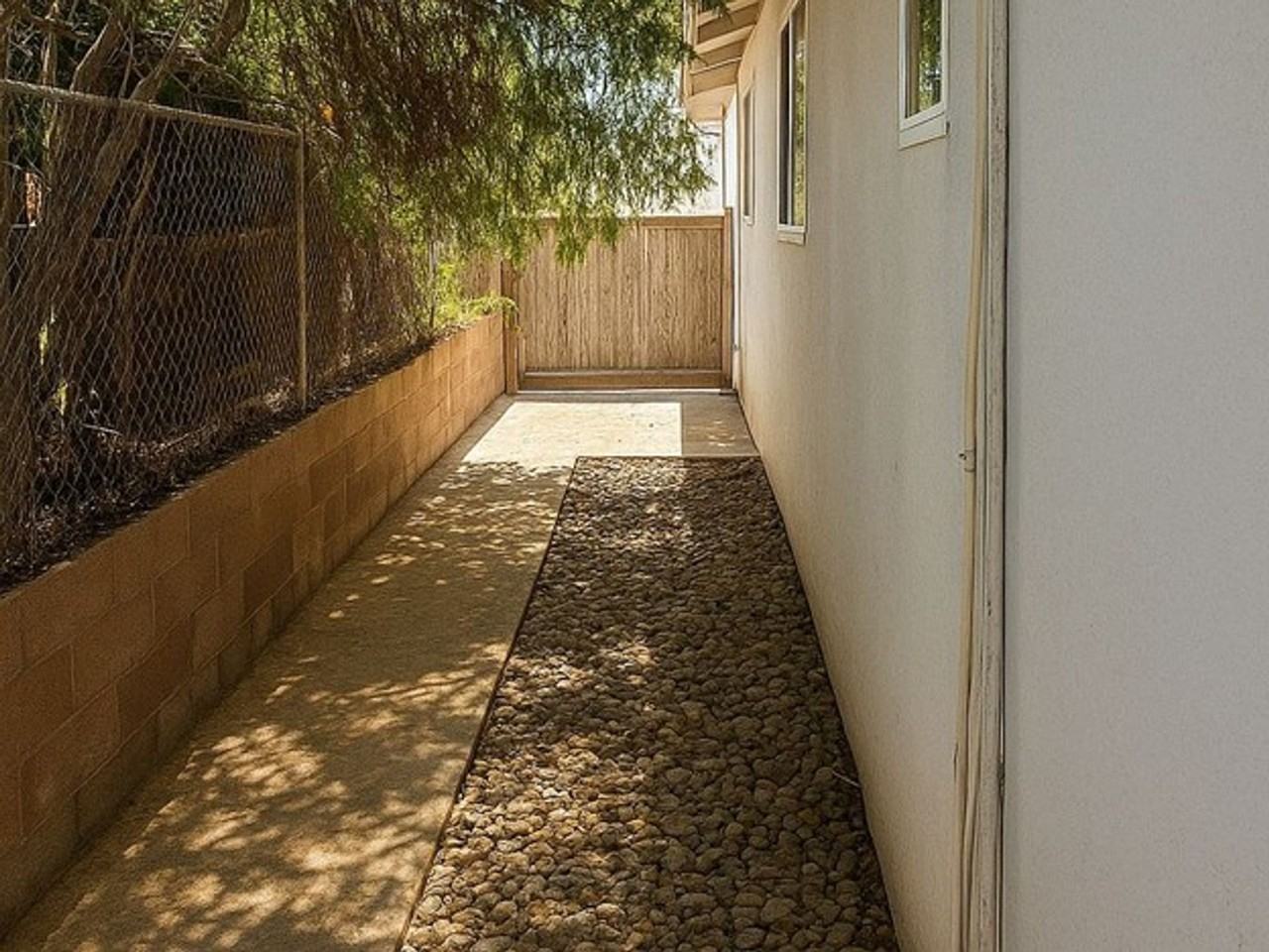 610 Columbus St #D - Photo 3 of 15