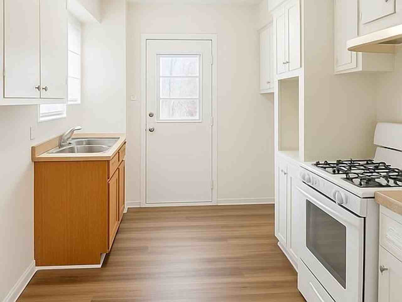 610 Columbus St #D - Photo 5 of 15