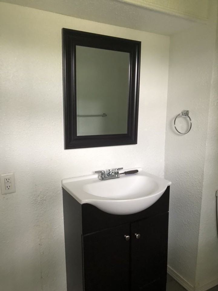 2564 W Phelps St - Photo 2 of 13