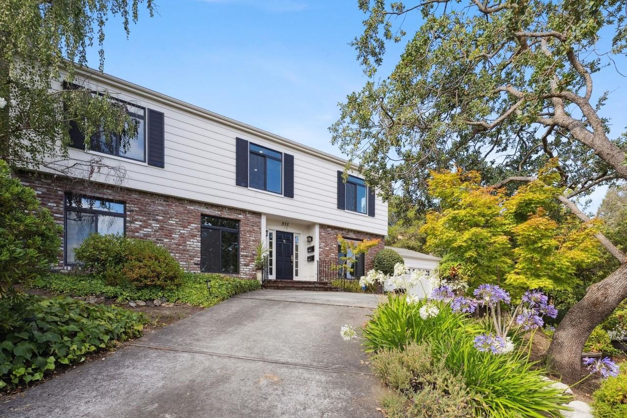 955 Siskiyou Dr - Photo 3 of 50