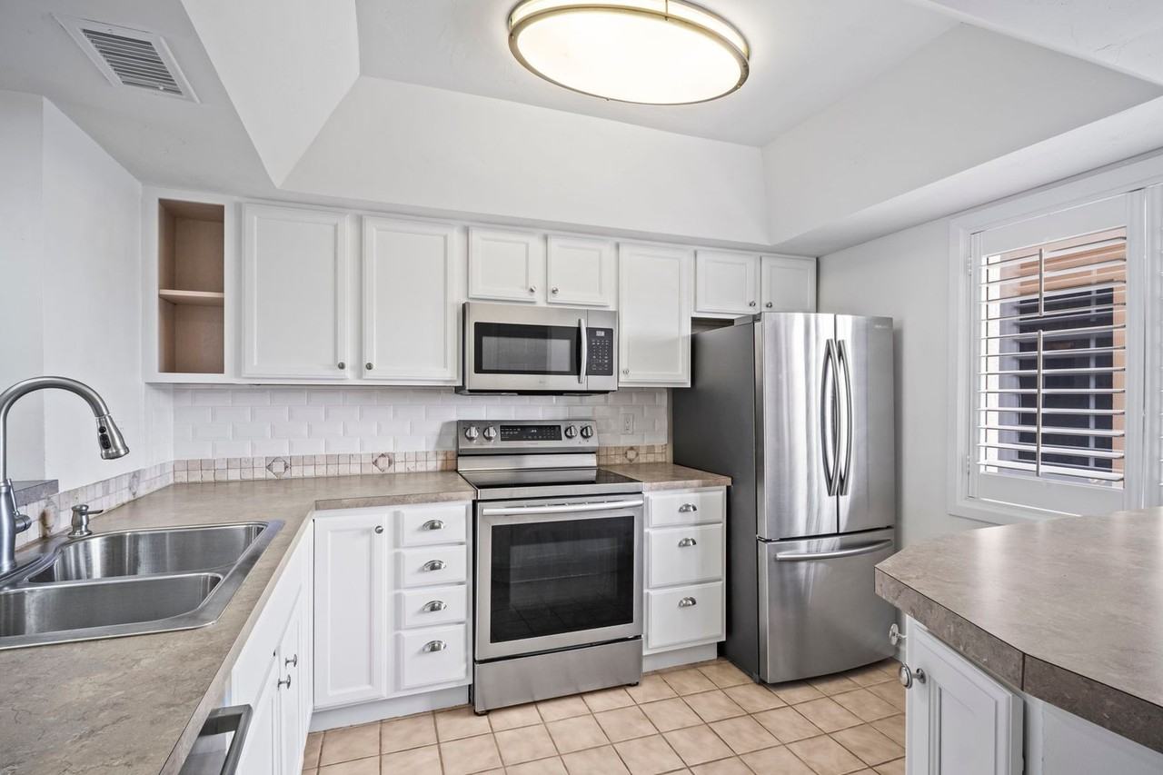 894 Buttonwood Dr #215 - Photo 3 of 33