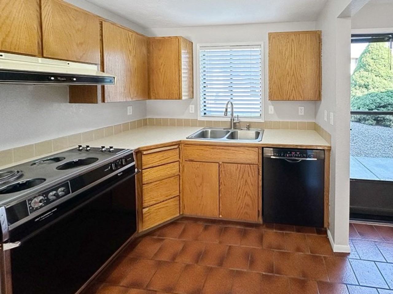 411 Clay St #A - Photo 2 of 8