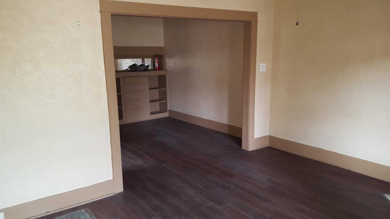 916 E 6th St - Photo 3 of 20