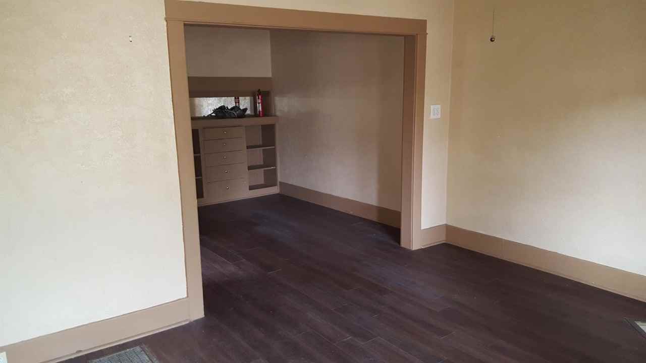 916 E 6th St - Photo 4 of 20