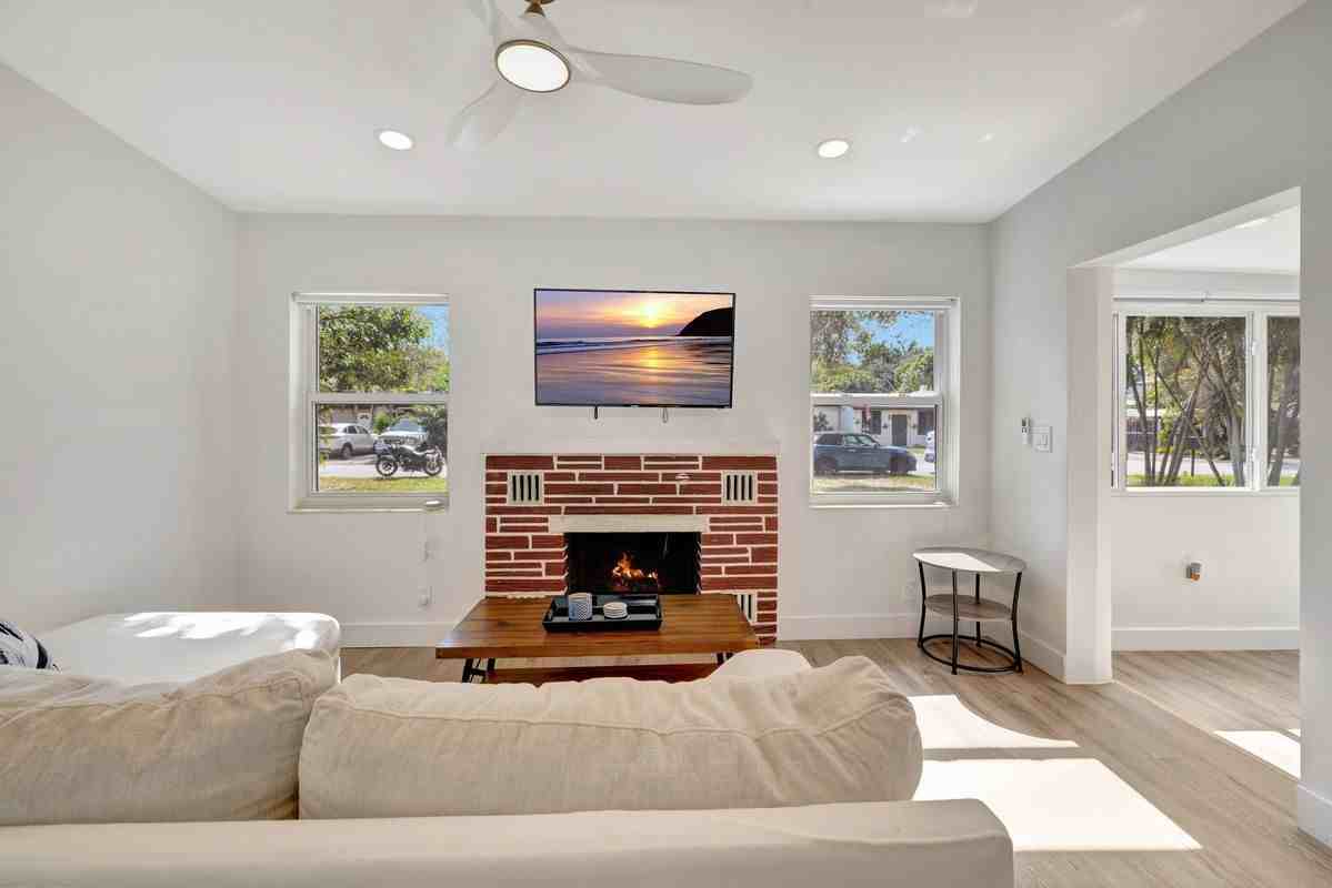 1721 Sw 13th St - Photo 3 of 22