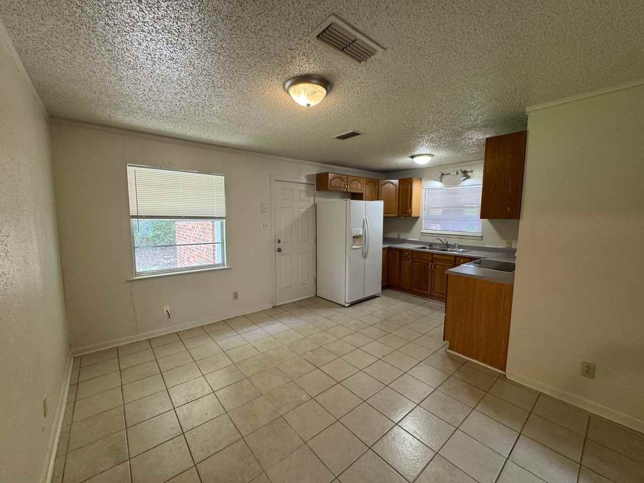 1409 Gardenia Ave - Photo 5 of 21