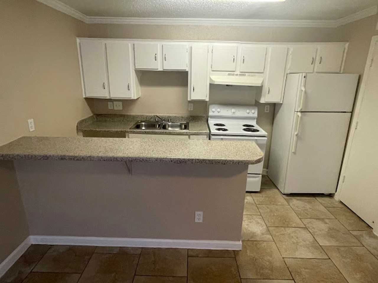 Spanish Vida Apartments - Photo 6 of 19