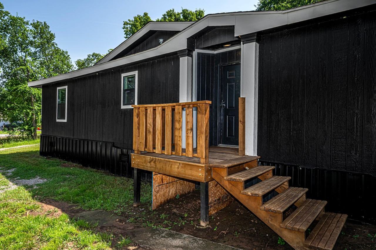 58 Divine Pl - Photo 2 of 26