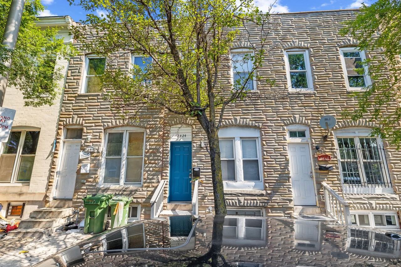 2424 E Madison St - Photo 2 of 30