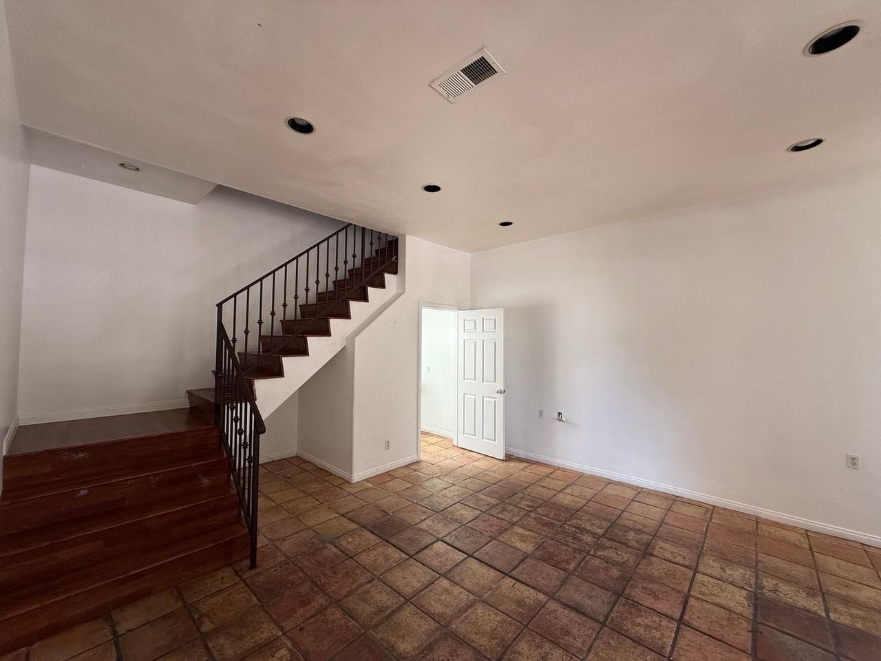 690 W 23rd St - Photo 2 of 8