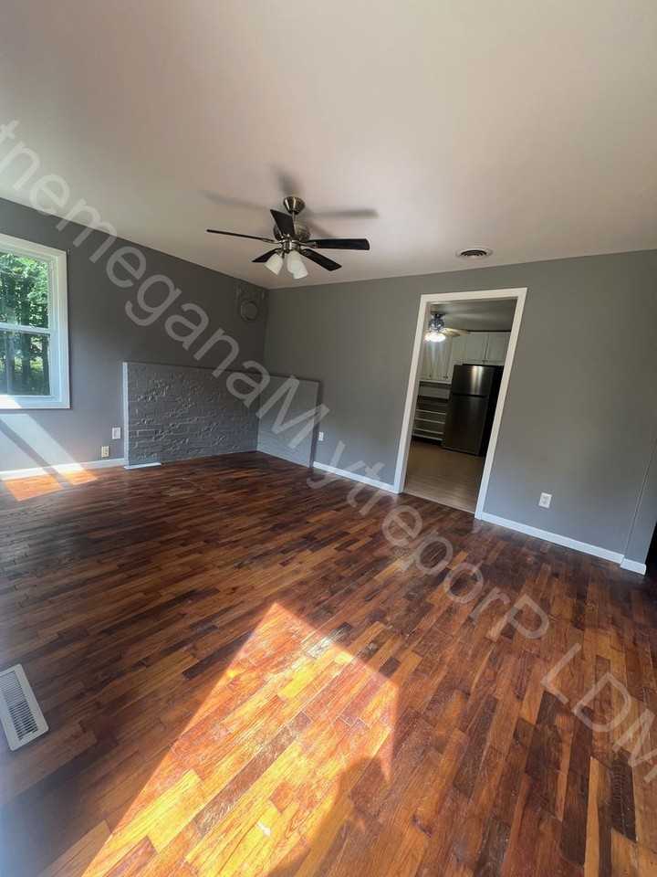 1811 S 5 Mile Rd - Photo 3 of 14