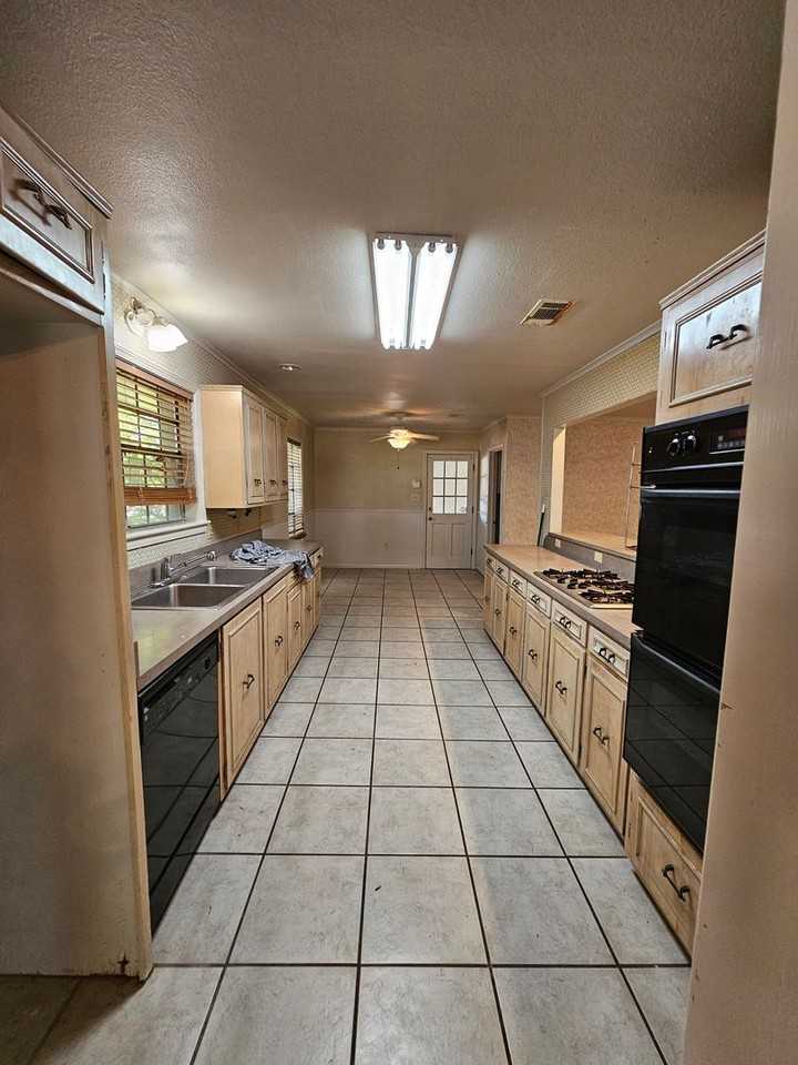 1514 Pecan Street - Photo 4 of 20