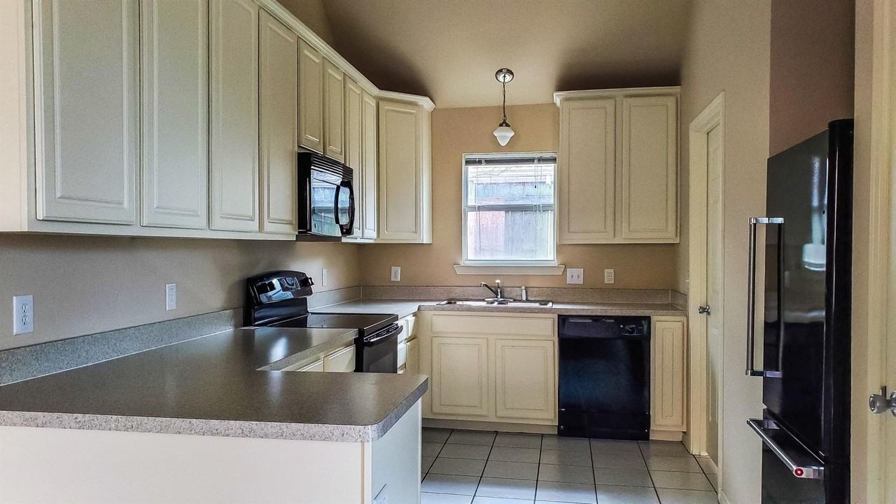 913 S Kentucky St - Photo 3 of 14