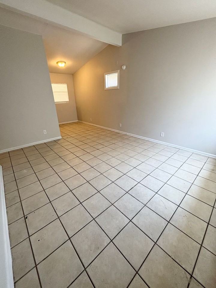 2036 Warwick St - Photo 3 of 16