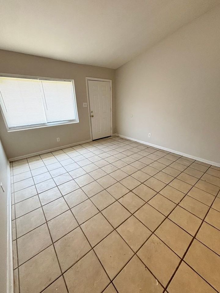 2036 Warwick St - Photo 2 of 16